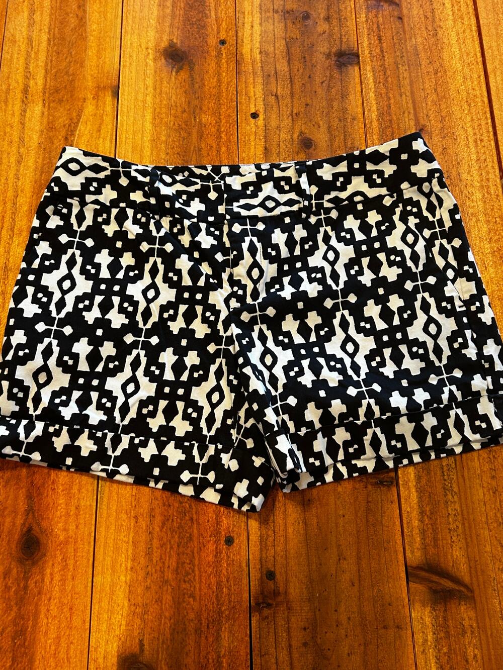 INC International Concepts Black & White Ikat Print Cuffed Shorts Size 8 EUC